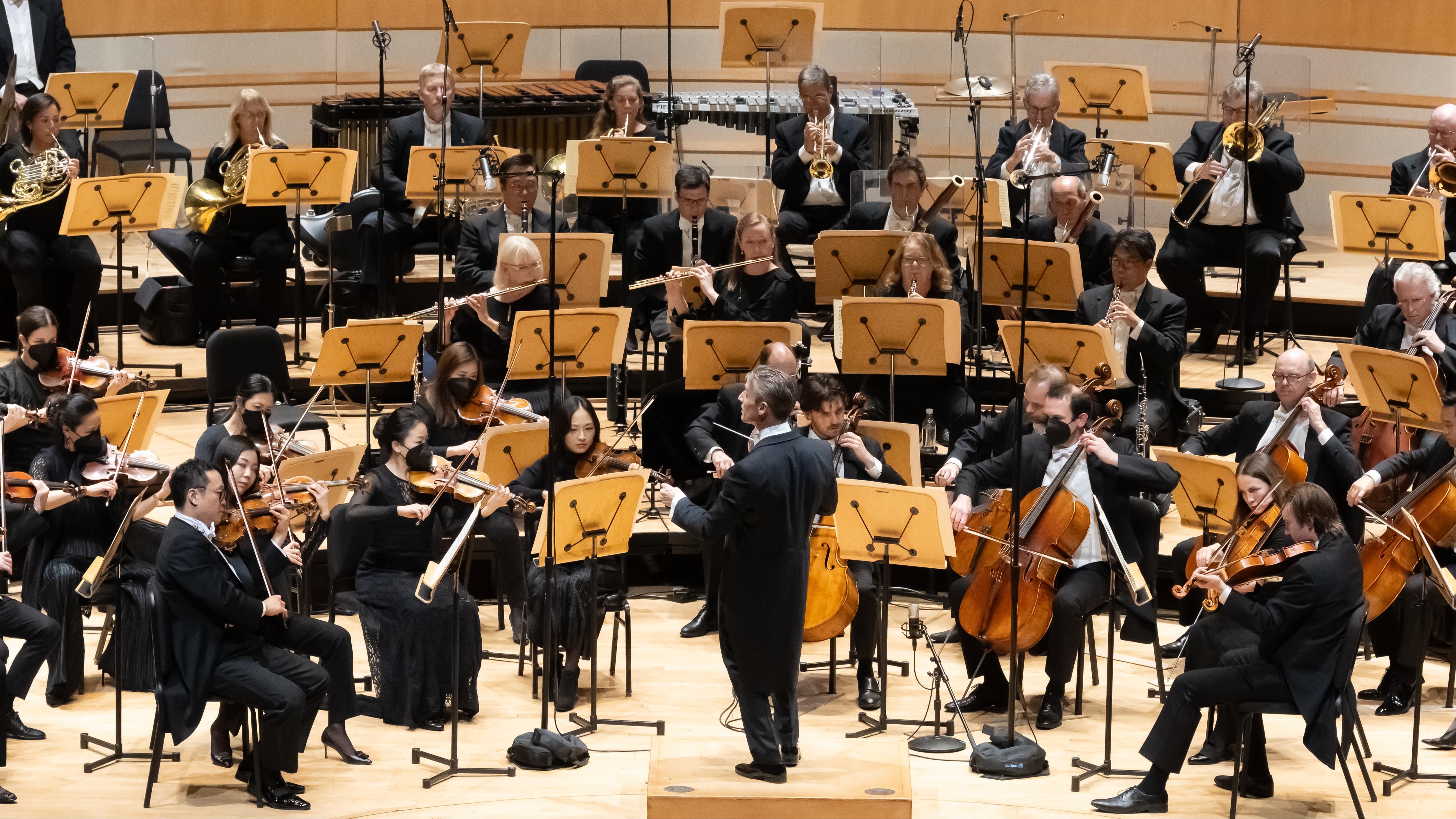 Alexander Shelley and the Pacific Symphony Orchestra