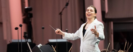 Anna Handler conducts the LA Philharmonic at the Hollywood Bowl | Credit: Elizabeth Asher