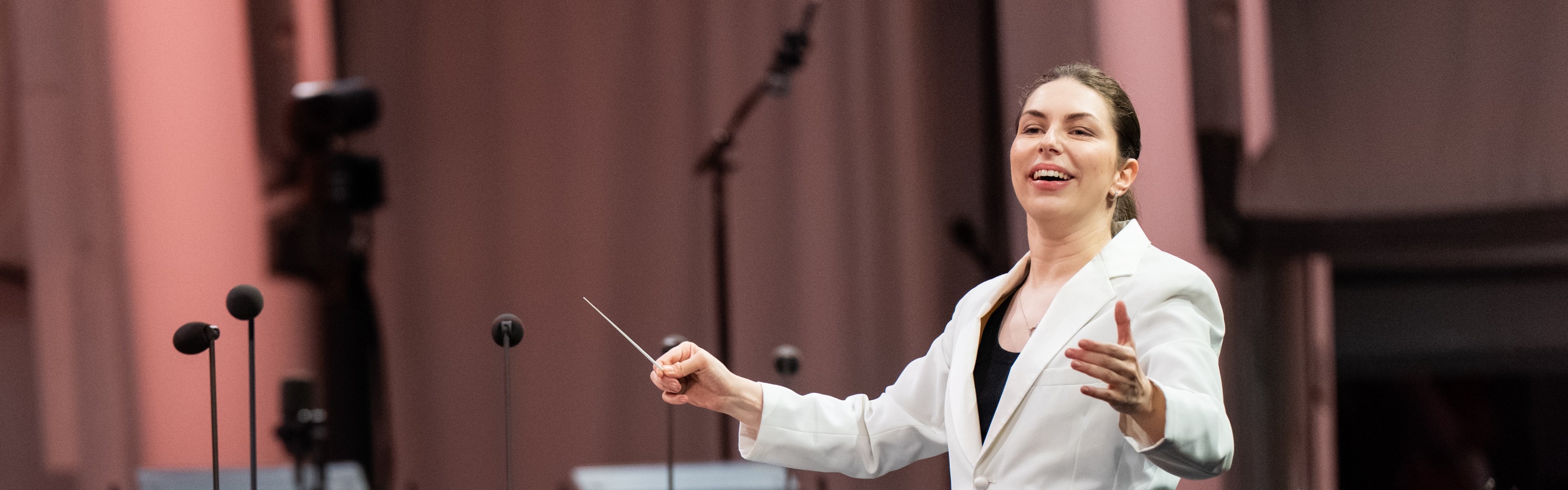 Anna Handler conducts the LA Philharmonic at the Hollywood Bowl | Credit: Elizabeth Asher
