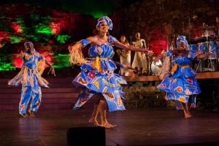 viver-brasil-motumbaxe-samad-guerra-rachel-hernandez-and-laila-abdullah-in-back-are-viver-brasil-emina-shimanuki-vocals-felicia-onyi-richards-vocals-credit-gia-trovela-img_1955.jpg