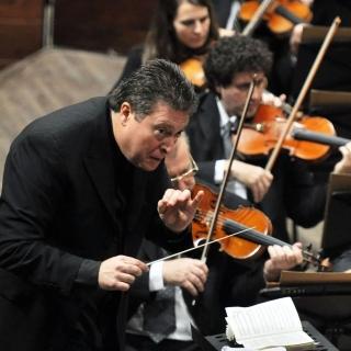 carlos_vieu_conducting_.jpeg