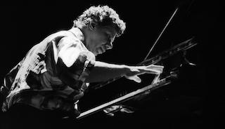 piano-recital-with-chick-corea_playing-piano_nov10_san-francisco_1000x575.jpg