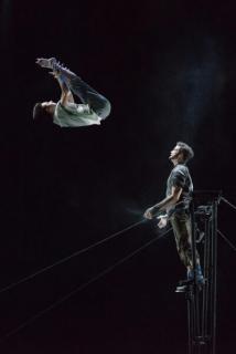 cal-performances-7-fingers-passengers-1-1-400x599.jpg