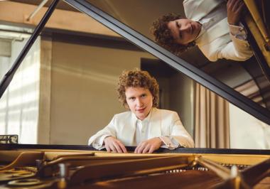 Nikolay Khozyainov presents All-Chopin program. Photo by Marie Staggat.