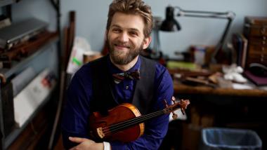 Award-winning violinist and producer Johnny Gandelsman developed This Is America, a new commissioning and recording project featuring over twenty new works for solo violin, written by American and US-based artists.