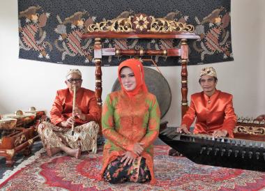 Ani Sukmawati (center) with Burhan Sukarma (l) and Yusdiana (r)