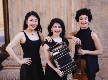 Women in contemporary tango