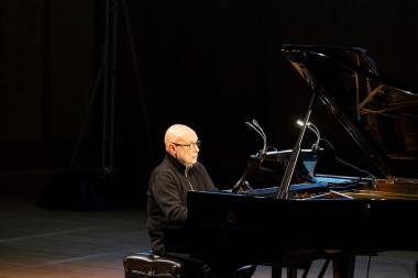 Dennis Russell Davies playing piano