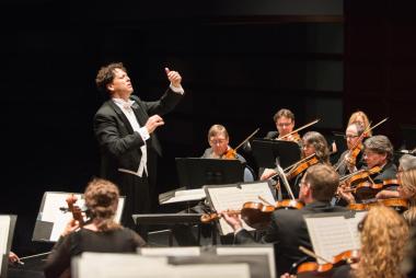 Donato Cabrera conducts the California Symphony