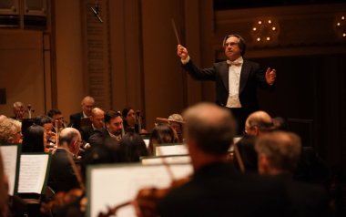 Riccardo Muti conducting the orchestra.