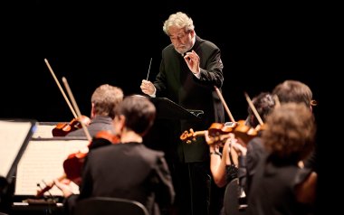 Jordi Savall conducting an orchestra