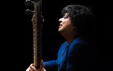 Niladri Kumaar playing his sitar
