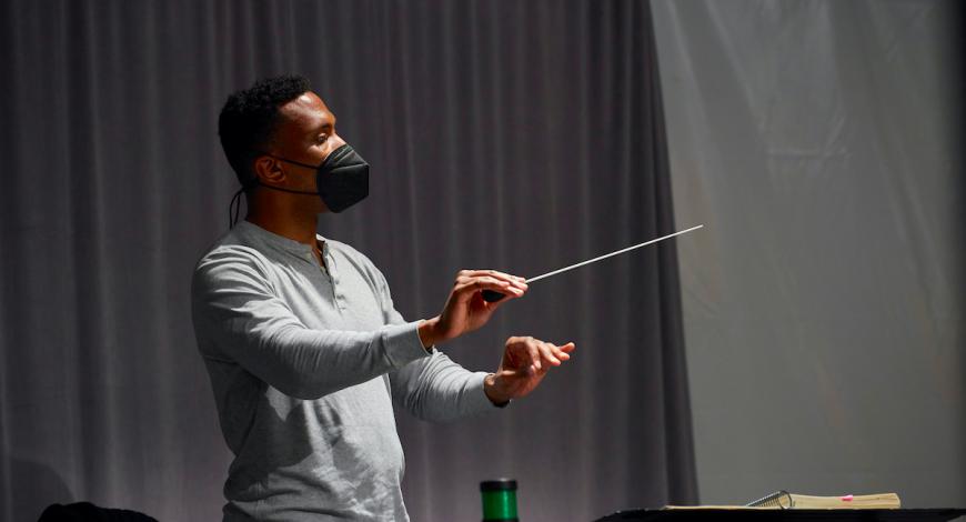 Roderick Cox rehearsing SFO Orchestra