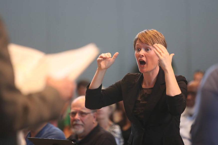 Anne Hege conducting the Voci Women’s Vocal Ensemble | Credit: Myron Yeung