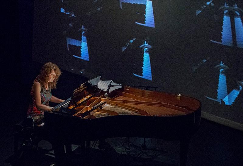 Pianist Vicki Ray