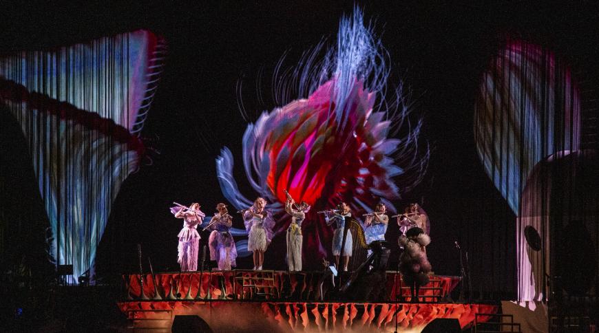 Viibra with Björk on stage at the Chase Center