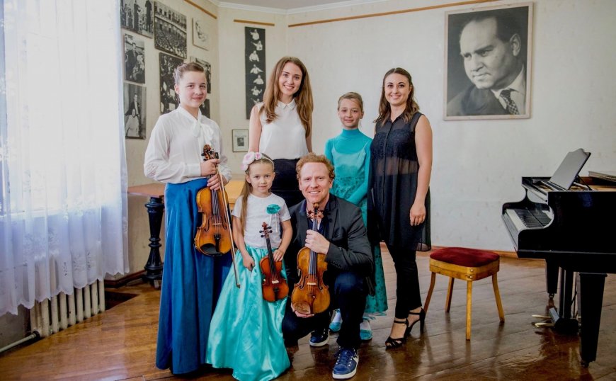 Daniel Hope with young Ukrainian musicians