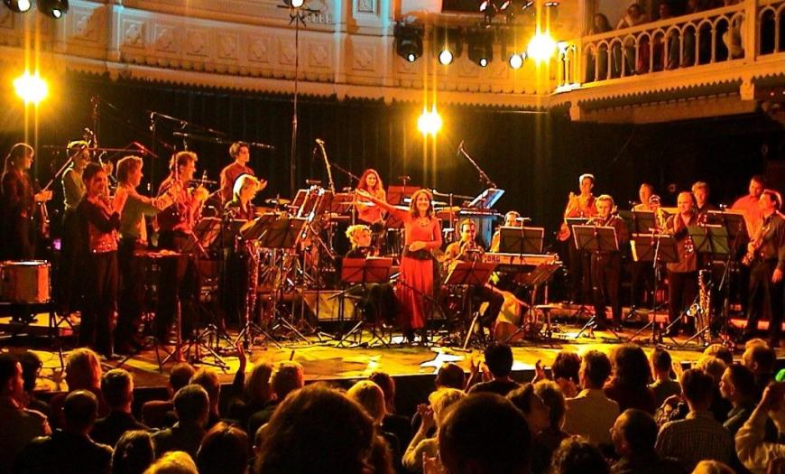 Aynur in concert