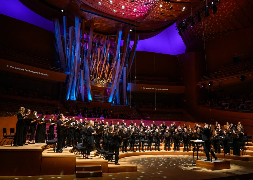Grant Gershon conducting the Los Angeles Master Chorale