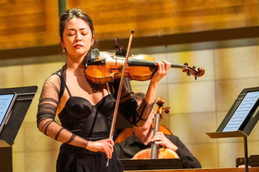Simone Porter with the New Century Chamber Orchestra