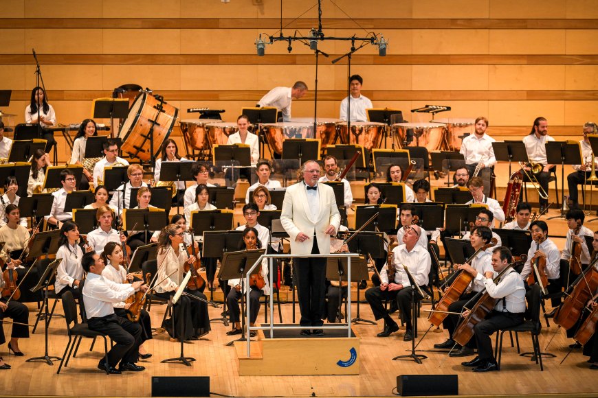 The Festival Orchestra led by Stéphane Denève | Credit: Diego Redel