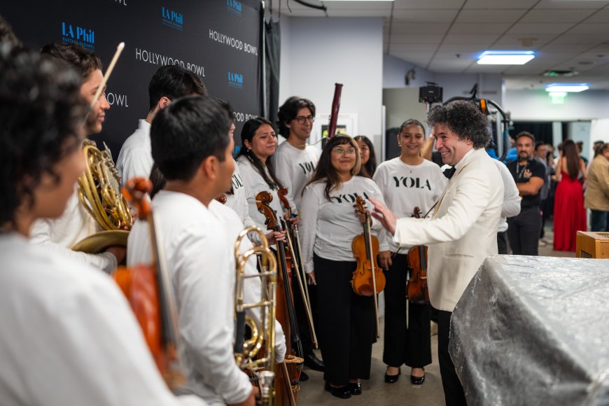 Dudamel chats with members of YOLA backstage at the Bowl | Credit: Elizabeth Asher