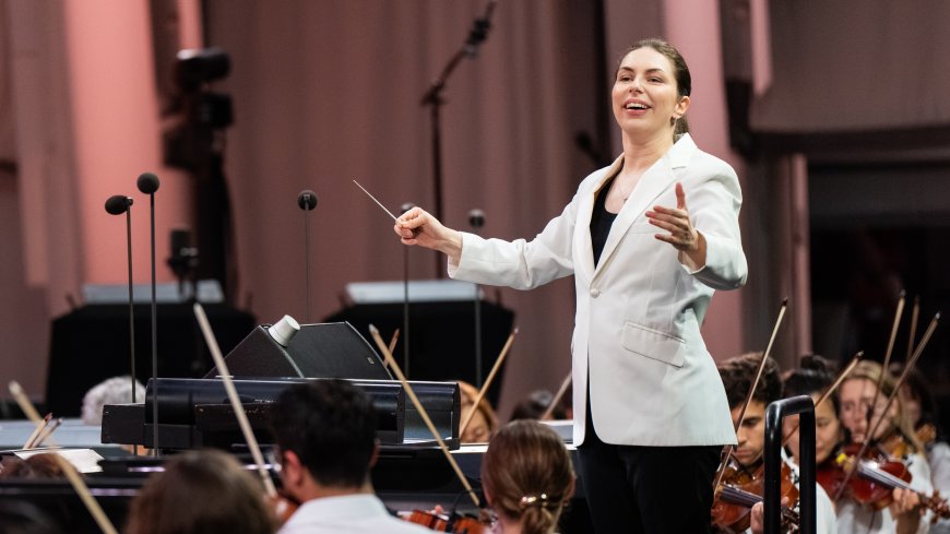Anna Handler conducts the LA Philharmonic at the Hollywood Bowl | Credit: Elizabeth Asher