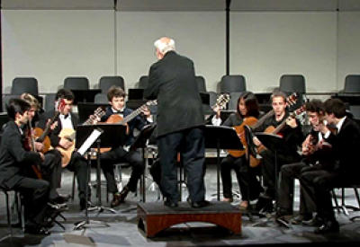 Scott Cmiel leading guitar students