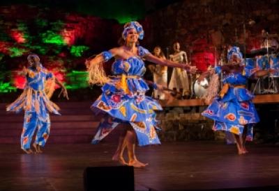 viver-brasil-motumbaxe-samad-guerra-rachel-hernandez-and-laila-abdullah-in-back-are-viver-brasil-emina-shimanuki-vocals-felicia-onyi-richards-vocals-credit-gia-trovela-img_1955.jpg