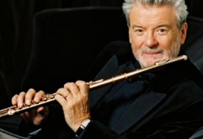 flute-recital-james-galway_smiling-playing_mar17_san-francisco_1000x575.jpg