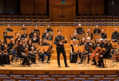 joshua-bell-academy-saint-martin-in-the-field_orchestra-standing_mar1_san-francisco_1000x575.jpg