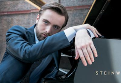 mtt-trifonov-rachmaninoff_daniieltrifonov_posing_sep19_sanfrancisco_1000x575.jpg
