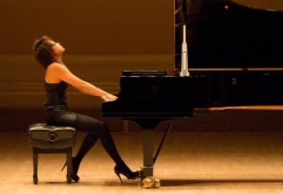 mtt-yuja-wang-sibelius-brahms_yuja-wang_piano-playing_may14_san-francisco_1000x575.jpg