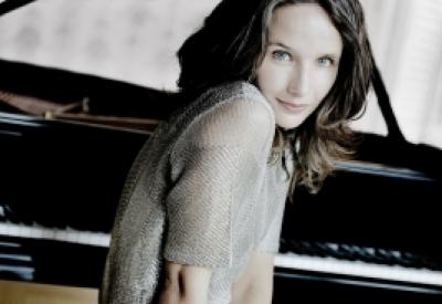 piano-recital-helene-grimaud_sitting-piano_mar22_san-francisco_1000x575.jpg