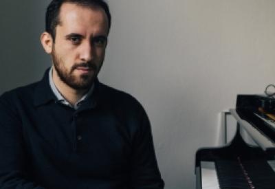 piano-recital-igor-levit_sitting-piano_apr26_san-francisco_1000x575.jpg