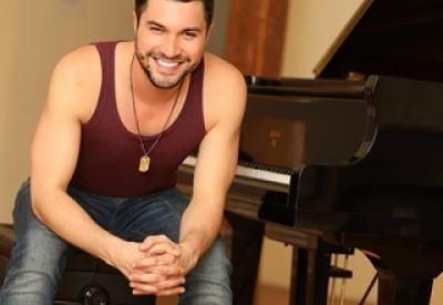 bjgsmileypiano620x437.jpg