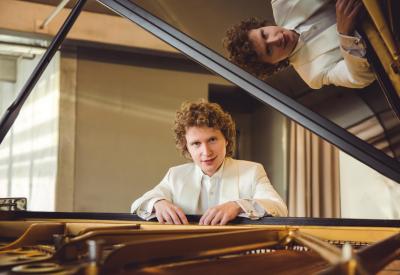Nikolay Khozyainov presents All-Chopin program. Photo by Marie Staggat.