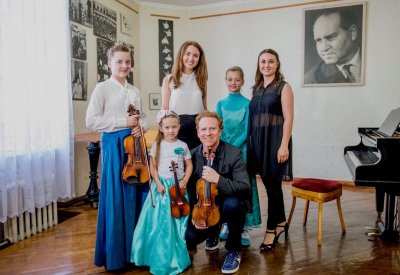 Daniel Hope with young Ukrainian musicians
