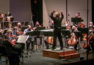 Eric K leads the Redwood Symphony