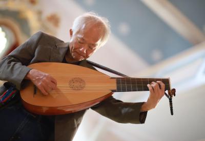 Franklin Lei performing at Liebfrauenkirche Langewiesen (photo: Paul Wan)