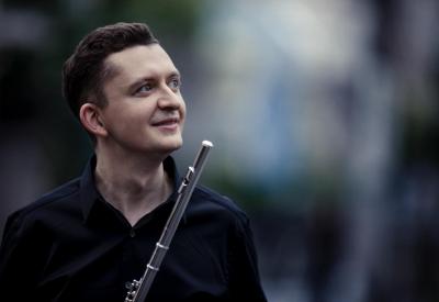 Denis Bouriakov performs Tchaikovsky's Violin Concerto...on the flute! 