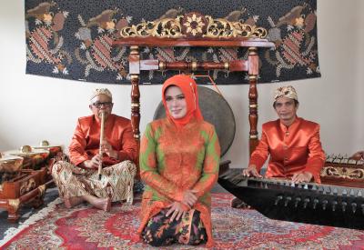 Ani Sukmawati (center) with Burhan Sukarma (l) and Yusdiana (r)