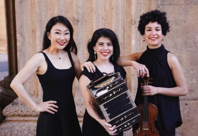 Women in contemporary tango