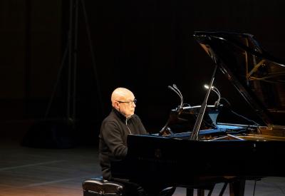 Dennis Russell Davies playing piano