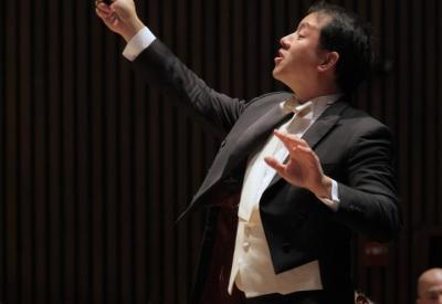 Ming Lung conducting the Berkeley Community Chorus and Orchestra
