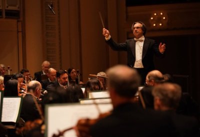 Riccardo Muti conducting the orchestra.