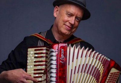 Rinde Eckert playing accordion