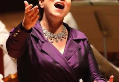 labellesinging.jpg