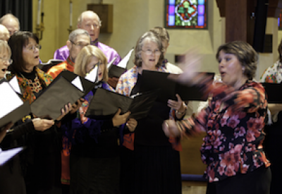 Irina_Shachneva_conducting_Slavyanka_PhotoJoeSchell.png