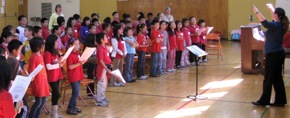 Cantare Teaching Artist Erika Uribe<br>rehearsing with students at<br>Lincoln Elementary School in Oakland's Chinatown